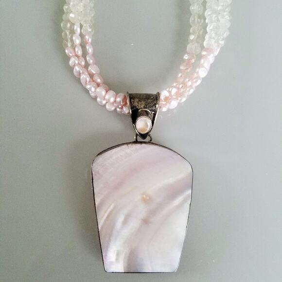 unknown Jewelry - Pretty pink and white beaded pendant necklace